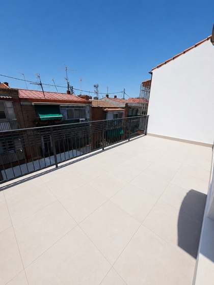 Terraza de la vivienda con vistas a los tejados del barrio.