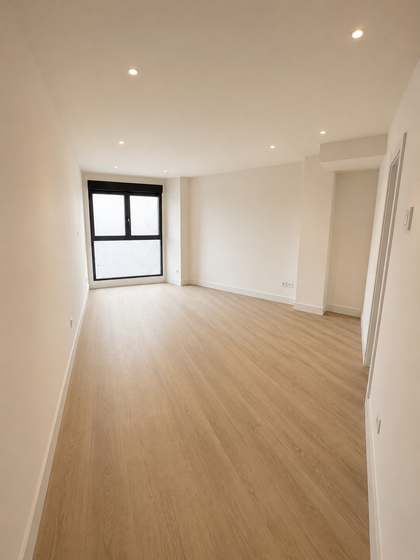 Salón-comedor con ventana a fachada y suelo de madera clara. (vivienda 4ºA)